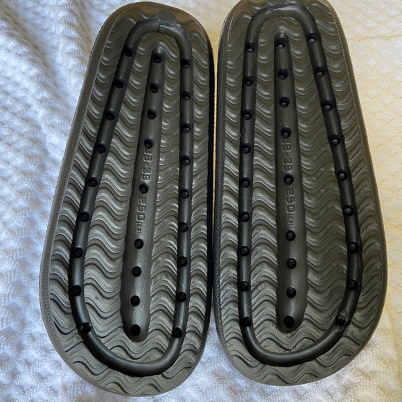 Plastic slide casual sandals. Size 38-39. Black. - Picture 6 of 9